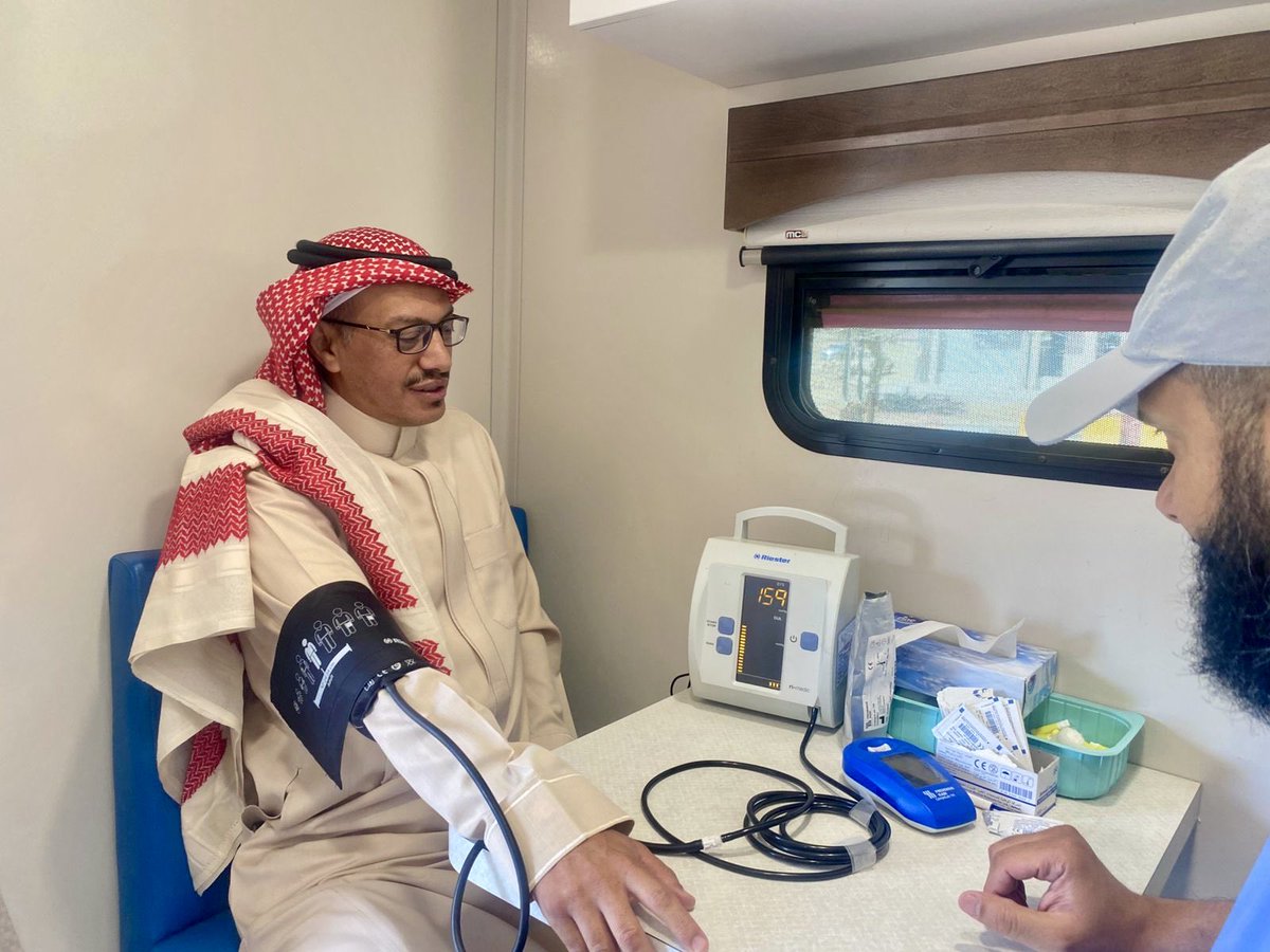 في إطار الشراكة المجتمعية بين القطاعين الصحي والتعليمي، وحرصًا على تعزيز الصحة العامة والوقاية من الأمراض..
نفّذت الإدارة العامة لـ #تعليم_الباحة بالتعاون مع التجمع الصحي وبنك الـدم المساند، حملة التبرع بالدم استهدفت منسوبي ومنسوبات التعليم في المقر الرئيس للإدارة ومبنى الشؤون