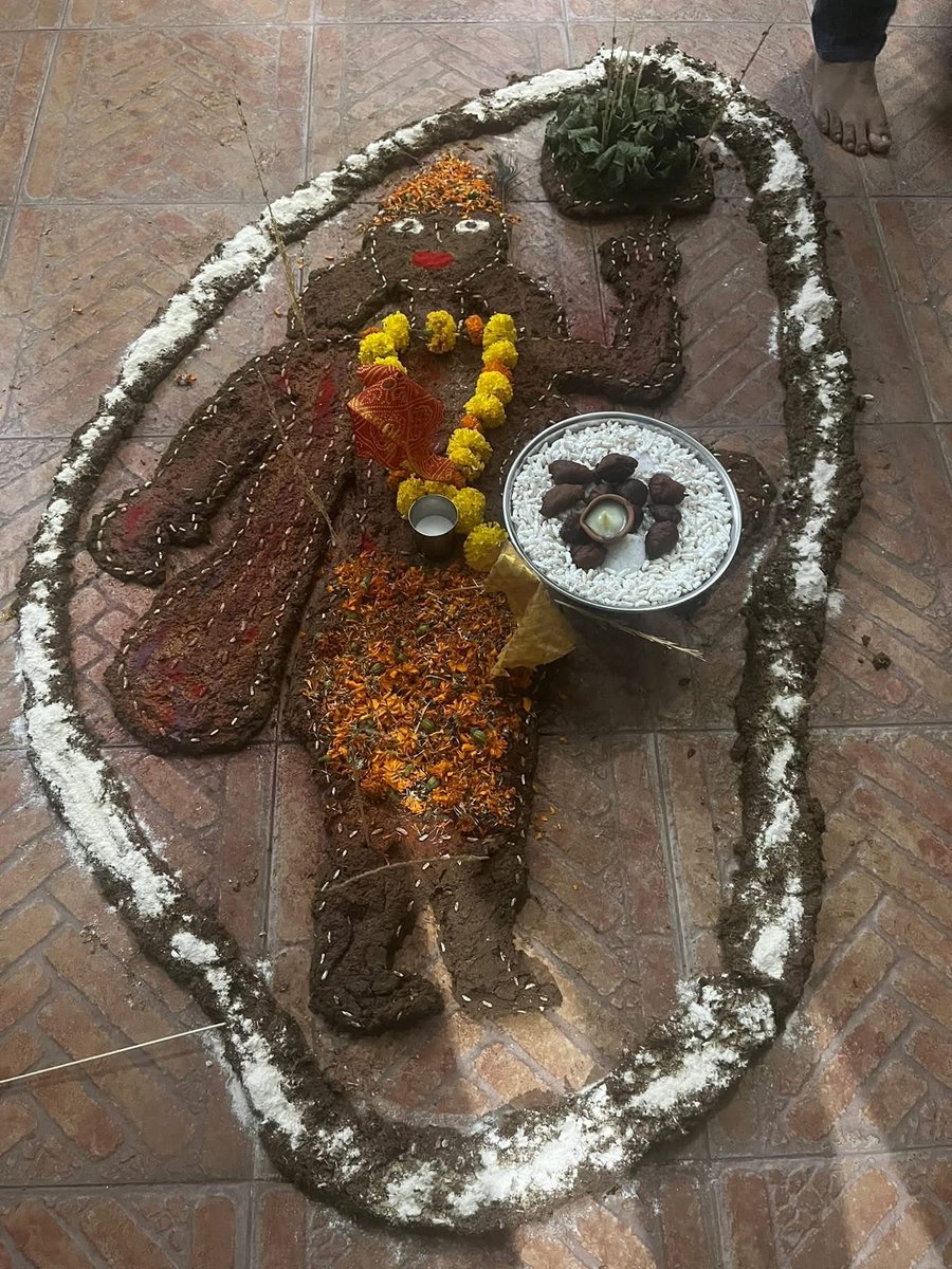 NayakRagini's tweet image. गोवर्धनं धरणीं वन्दे गोविंदं गिरिधारिणम्।
अन्नपूर्णा कृपा नित्यं सर्वे भवन्तु सुखिनः॥
सभी को प्रकृति, पर्यावरण और गोवंश से मनुष्य के आत्मीय संबंधों के प्रतीक गोवर्धन पूजा के पावन पर्व की हार्दिक शुभकामनाएँ
श्रीकृष्ण की कृपा हम पर सदैव बनी रहे 🙏
गिरिराज महाराज की जय 🙏