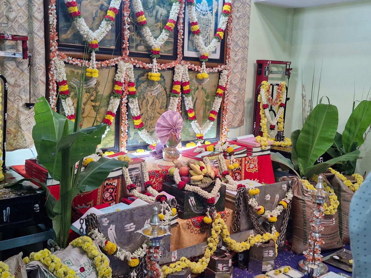 SS_Mallikarjun_'s tweet photo. ದಾವಣಗೆರೆ ನಗರದ ಚೌಕಿಪೇಟೆಯಲ್ಲಿರುವ ನಮ್ಮ ಶ್ರೀ ಶಾಮನೂರು ಕಲ್ಲಪ್ಪ ಅಂಡ್ ಸನ್ಸ್ ನಲ್ಲಿ ಏರ್ಪಡಿಸಿದ್ದ ಲಕ್ಷ್ಮೀಪೂಜೆಯಲ್ಲಿ ಕುಟುಂಬ ಸಹಿತ ಭಾಗವಹಿಸಿದೆವು.
#davangere #chowkipete #shamanurkallappaandsons #lakshmipooja #familycelebration #traditionalevent https://t.co/kyTti629AN