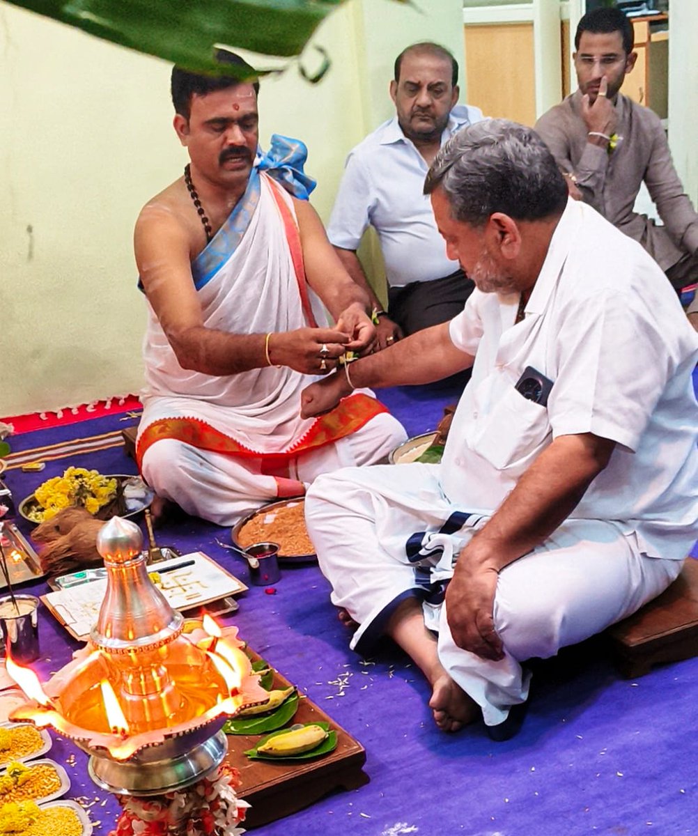SS_Mallikarjun_'s tweet photo. ದಾವಣಗೆರೆ ನಗರದ ಚೌಕಿಪೇಟೆಯಲ್ಲಿರುವ ನಮ್ಮ ಶ್ರೀ ಶಾಮನೂರು ಕಲ್ಲಪ್ಪ ಅಂಡ್ ಸನ್ಸ್ ನಲ್ಲಿ ಏರ್ಪಡಿಸಿದ್ದ ಲಕ್ಷ್ಮೀಪೂಜೆಯಲ್ಲಿ ಕುಟುಂಬ ಸಹಿತ ಭಾಗವಹಿಸಿದೆವು.
#davangere #chowkipete #shamanurkallappaandsons #lakshmipooja #familycelebration #traditionalevent https://t.co/kyTti629AN
