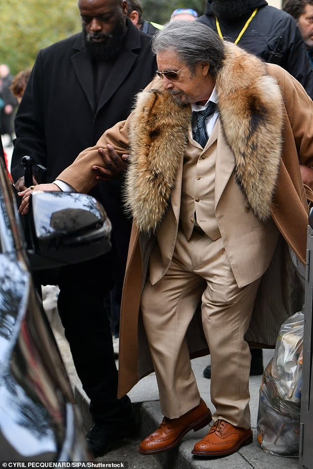 kdpacino's tweet photo. New pictures(taken yesterday) of Al Pacino filming a new movie “Father Joe” where he plays a mob boss. 

Credits- DailyMail https://t.co/wNPmefY3Bs