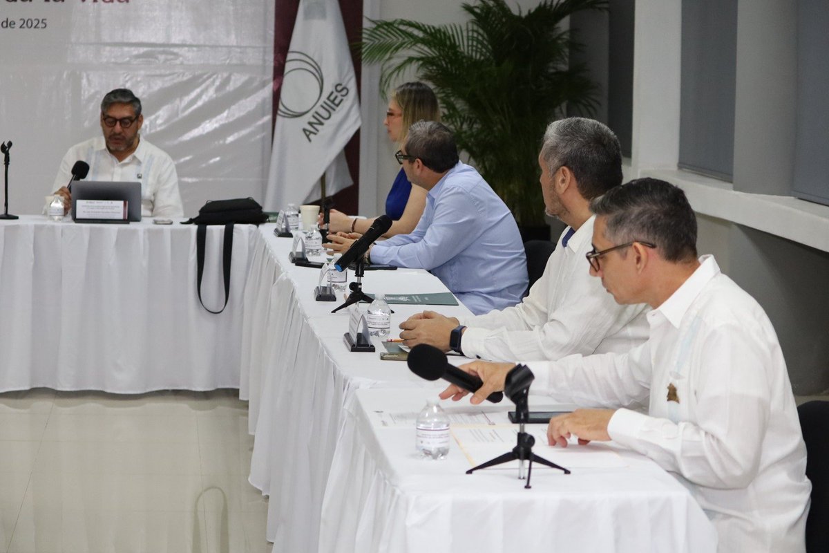 ANUIES's tweet photo. En Cancún, Quintana Roo tiene lugar la Instalación de la Comisión Regional Sur-Sureste de Aprendizaje para toda la vida, que encabezan Consuelo Natalia Fiorentini, rectora de la @uqroo_mx, @carlosivanmoren, de la @SEP_mx, y @LGlzPlacencia, titular de la #ANUIES. https://t.co/4oMHEvw8BP