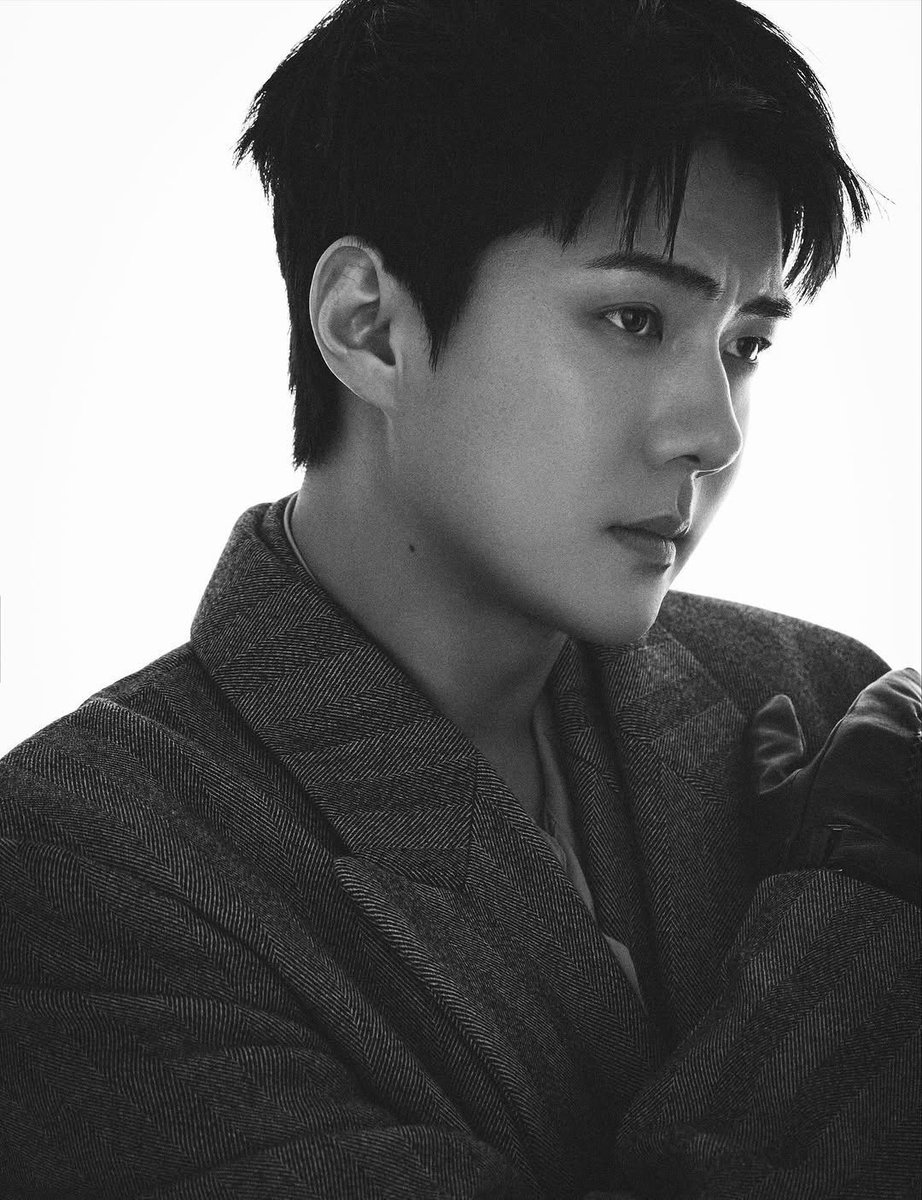 silventide's tweet image. 그는 드러내지 않아도 느껴지는 우아함을 지녔다 — 고요하지만 강렬하고,  세련되면서도 거칠다.  그의 고요한 시선 속에는 말없이 흐르는 힘이 있다. 부드러움과 강인함이 절묘하게 공존하는 균형 속에서.           ⌞  𝐋`𝐎𝐟𝐟𝐢𝐜𝐢𝐞𝐥 ⌝