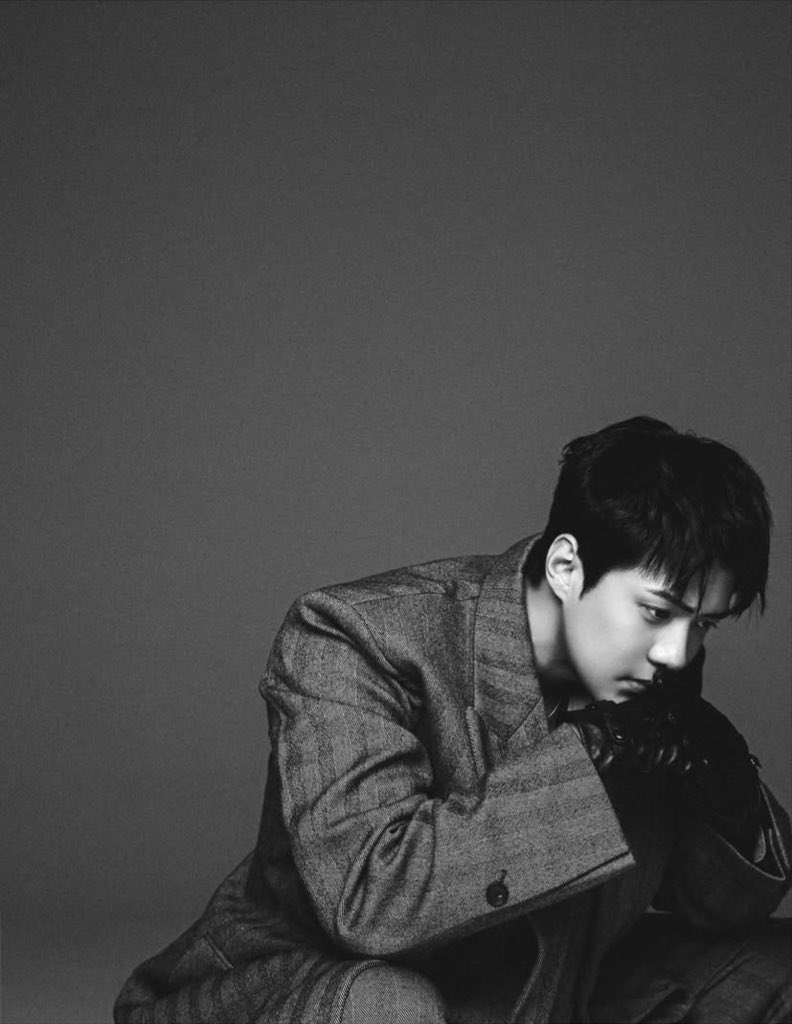 silventide's tweet image. 그는 드러내지 않아도 느껴지는 우아함을 지녔다 — 고요하지만 강렬하고,  세련되면서도 거칠다.  그의 고요한 시선 속에는 말없이 흐르는 힘이 있다. 부드러움과 강인함이 절묘하게 공존하는 균형 속에서.           ⌞  𝐋`𝐎𝐟𝐟𝐢𝐜𝐢𝐞𝐥 ⌝