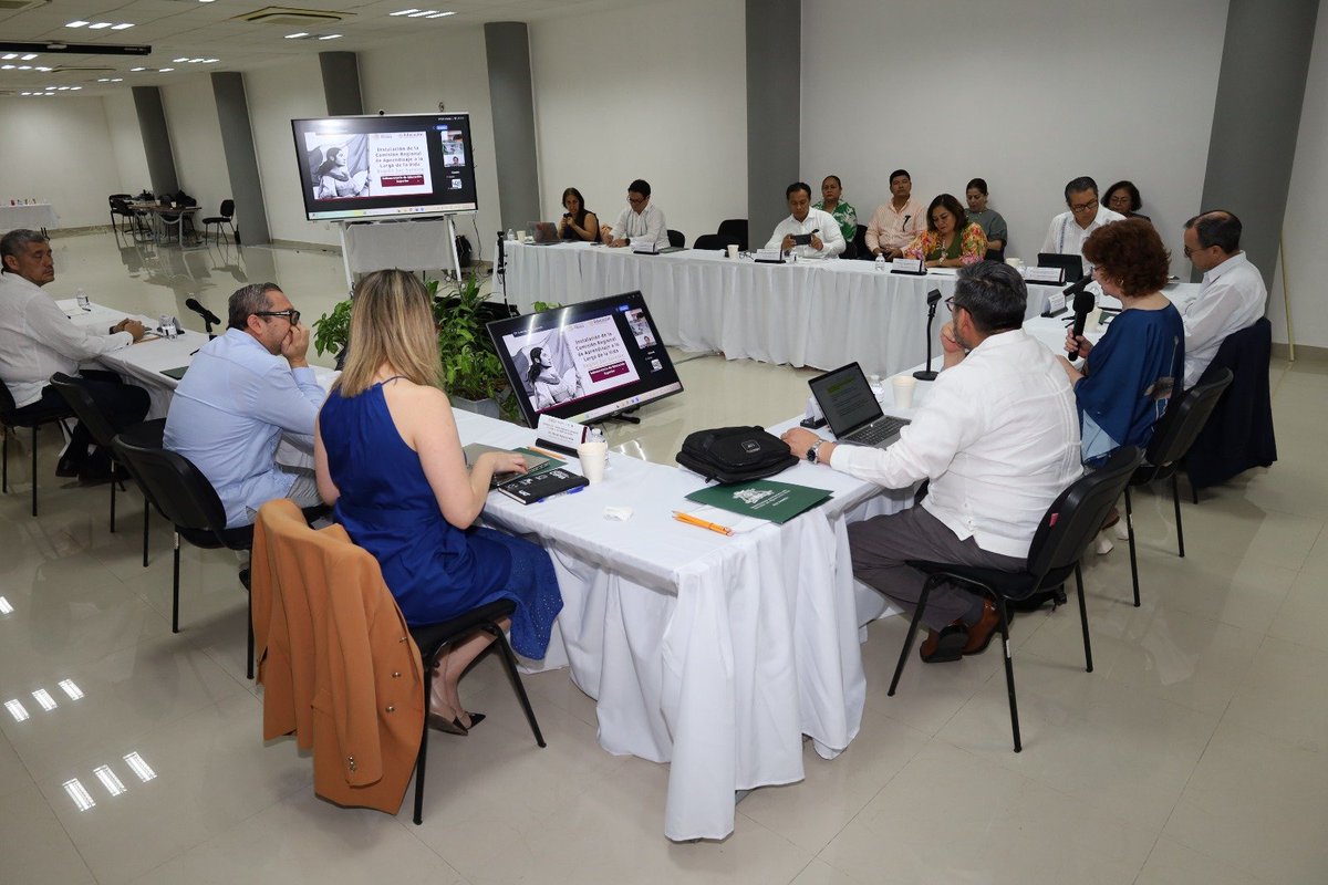 ANUIES's tweet photo. En Cancún, Quintana Roo tiene lugar la Instalación de la Comisión Regional Sur-Sureste de Aprendizaje para toda la vida, que encabezan Consuelo Natalia Fiorentini, rectora de la @uqroo_mx, @carlosivanmoren, de la @SEP_mx, y @LGlzPlacencia, titular de la #ANUIES. https://t.co/4oMHEvw8BP