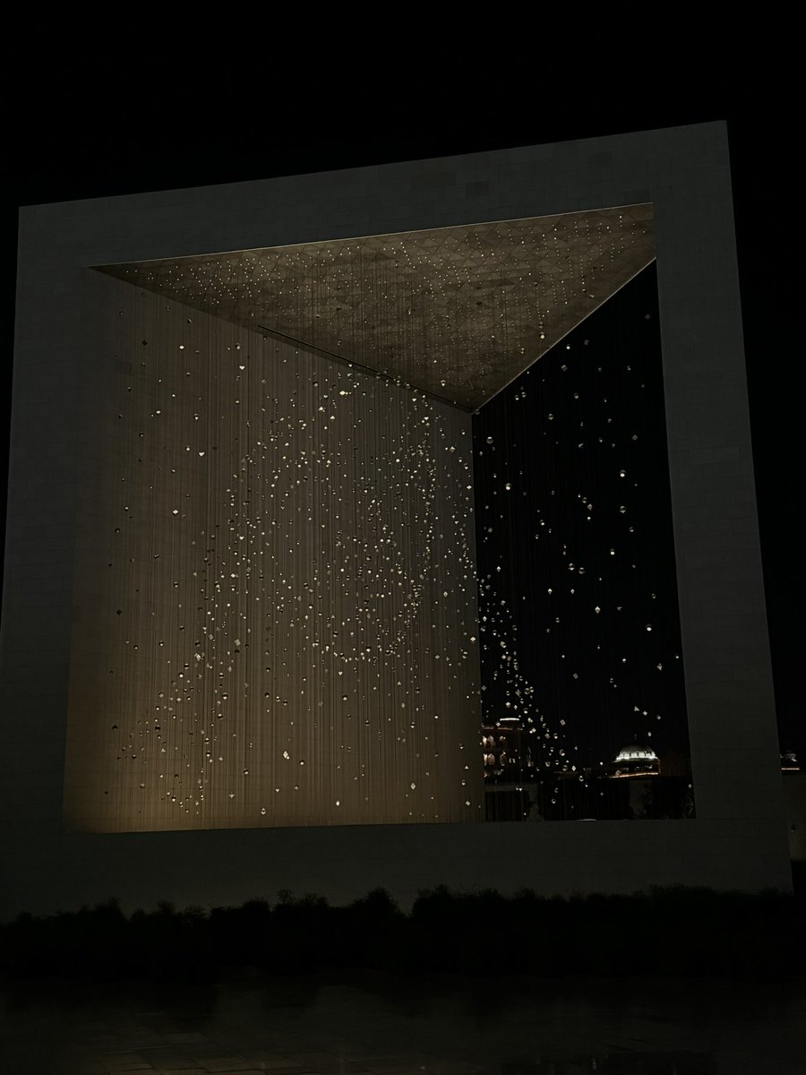 بوظبي انت محلّيها 
يا سفر الأوطان يا عمري🤍