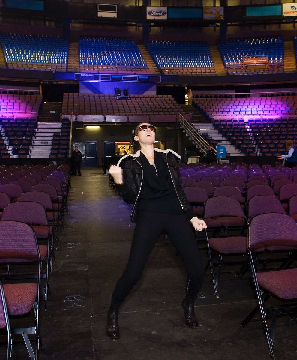 celinedion's tweet image. Sound checking in an empty arena in 2008. The calm before the storm, soaking it all in before the magic of the evening begins. 🎤
📸: Gérard Schachmes