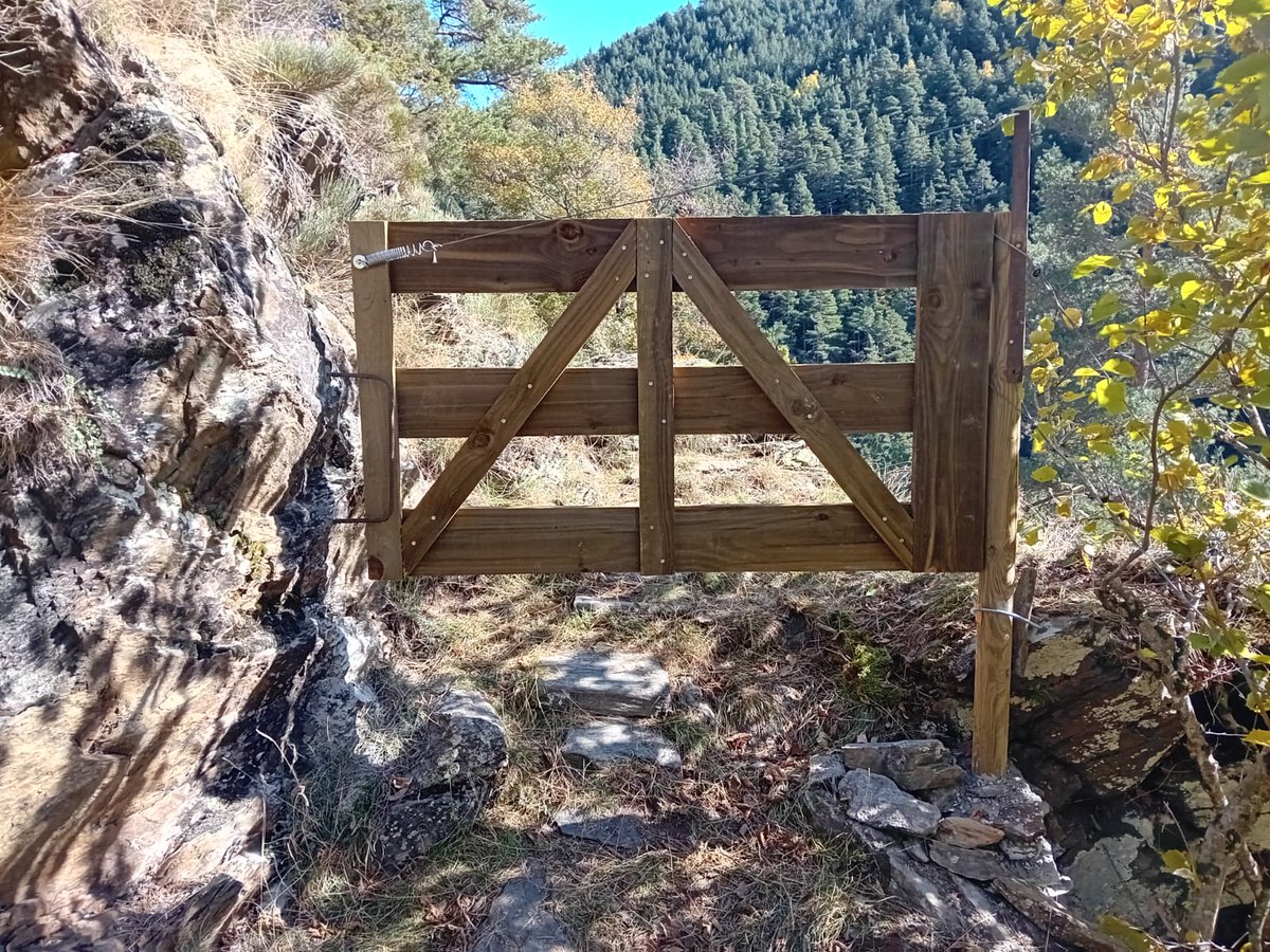 🐴🌾 Amb el Servei de Manteniment del Parc instal•lem dos nous passos ramaders de fusta als camins històrics entre Romadriu, les bordes de Roquer i les de Tressó.

Ajuden a millorar el maneig del bestiar i la feina dels ramaders, que mantenen vius els hàbitats oberts pirinencs.