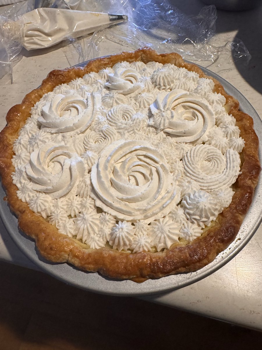 fiddlerbrett's tweet image. Alright #BakingTwitter it’s been awhile.  We got browned butter and caramelized honey Pumpkin pie, topped with a layer of browned butter and caramelized honey pastry cream, and finished with spiced whipped cream.
