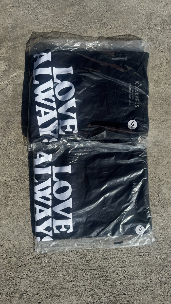 KIXNKARBS's tweet image. Okkkk I only got two shirts available from my Halloween drop !!
Size 2x dm me if interested merch glows in the dark