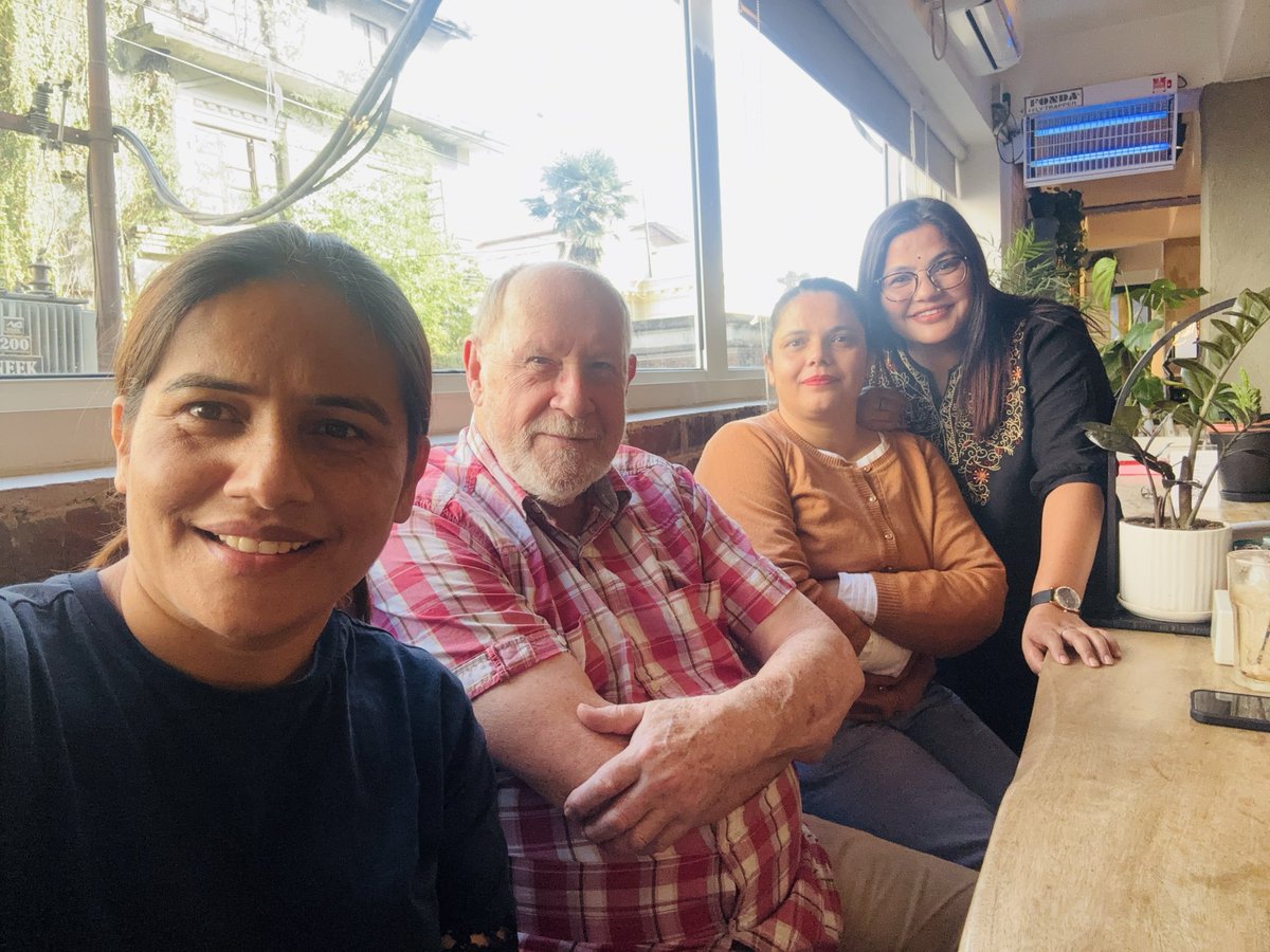 bhailiusha's tweet photo. नेपालका बारेमा प्रसस्त ज्ञान राख्ने, हामीले किताबमा पढेका एक विकासविद्, अध्येता तथा प्राध्यापक David Seddon सरसँग भेटेर हामी समाजशास्त्रका विद्यार्थीहरूले आजको नेपालको राजनीतिक अवस्था बारे कुरा गर्यौं।
समय दिनुभएकोमा मेरा साथीहरू नारायणी, एलीसा र आदरणीय David सरलाई धन्यवाद। 
🙏🙏 https://t.co/rjJNckEtg5