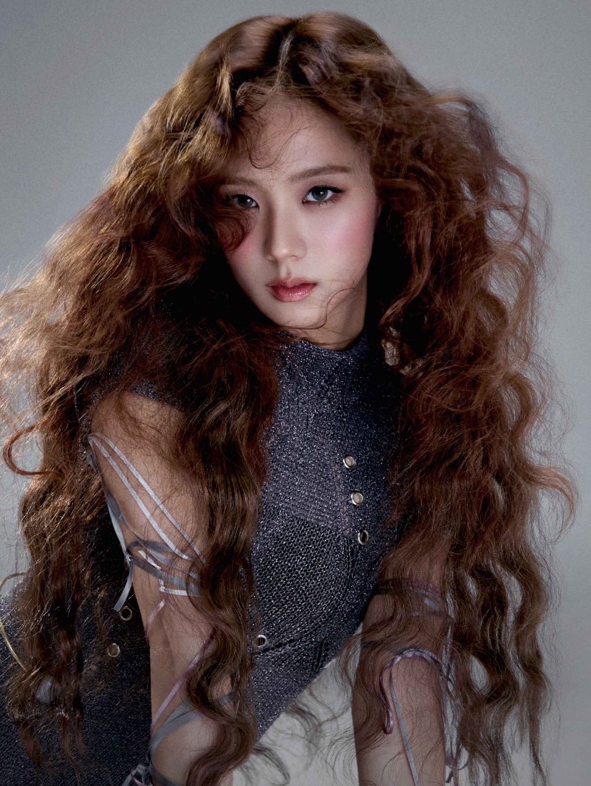 updatecultura's tweet photo. Jisoo, do BLACKPINK, revelou que assiste aos videoclipes de Taylor Swift e Britney Spears para ter REFERÊNCIAS:

“Eu realmente gosto delas, então eu as assisto e penso que realmente quero capturar essa vibe e ter ideias assim”. https://t.co/utW09uaDNi