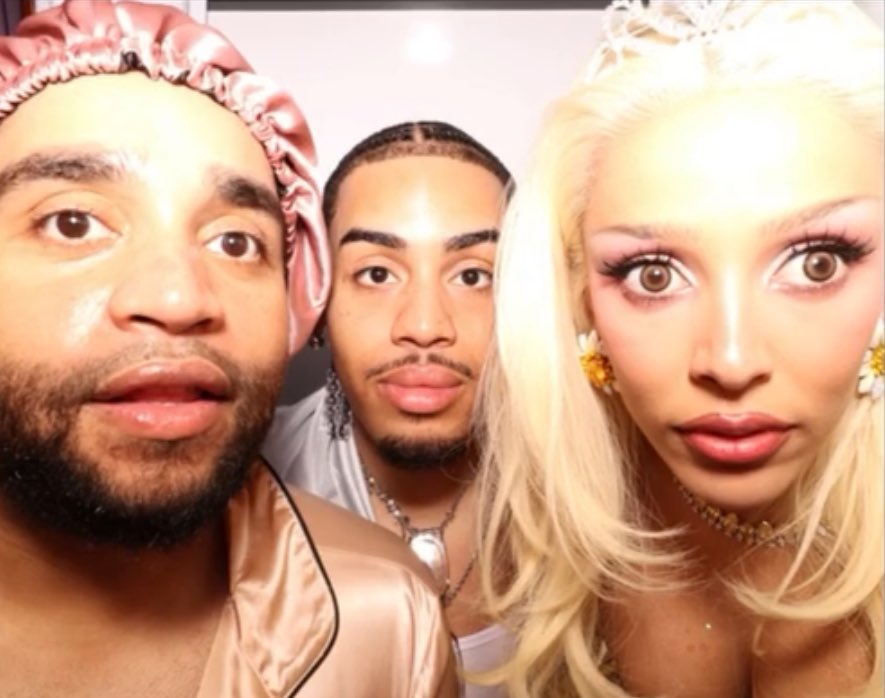 TheKittensRoom's tweet photo. Doja Cat &amp; friends for her 30th Birthday Party 🩵 https://t.co/7TuC8Es2GK