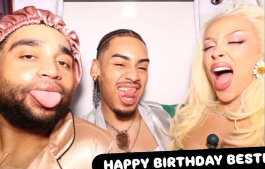 TheKittensRoom's tweet photo. Doja Cat &amp; friends for her 30th Birthday Party 🩵 https://t.co/7TuC8Es2GK