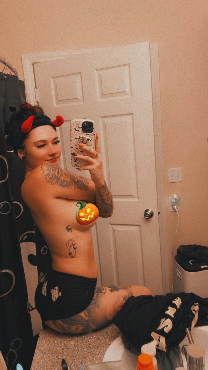 CallieLynn69's tweet photo. Okay I promise I’m gonna be more active now !!! HIIII missed you all ! Some crazy changes coming so stay tuned for that ! Also selling my snap for $25 dirt cheap so you have a chance to be with me at all times !! https://t.co/eH6rtP8EI1