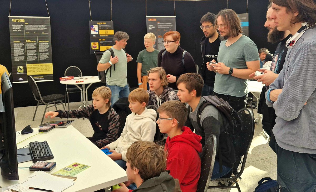 devbobcz's tweet image. Rád bych poděkoval všem návštěvníkům a organizátorům #gamedevconnect za skvělý víkend. Zvlástě těm co jej strávili u hry #hardtrace. 😀 Snímek je z prvního turnaje, z něž vzešel první mistr Hardtrace LORCANIUS 🏆. Respect! 🫡