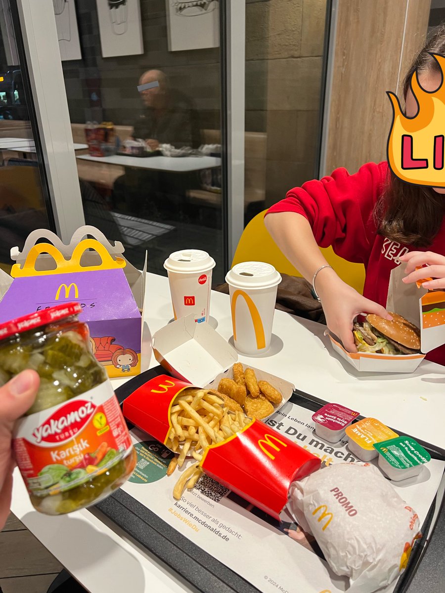 bugün mc date yaparken turşu ister misin dedi evet dedim masaya yakamoz karışık turşu çıkardı koydu