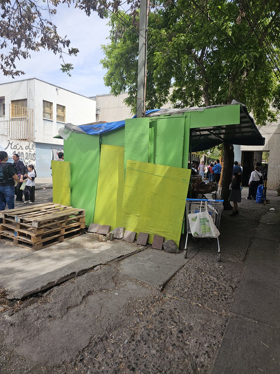 __Jorginho__'s tweet photo. @Muni_Recoleta quien fiscaliza? calle caliche, salida de Colegio Academia de humanidades.. la calle tomada, un radier que sobrepasa la vereda, colgado al poste eléctrico... niños circulando a toda hora.. https://t.co/Hvaz2DY5uk