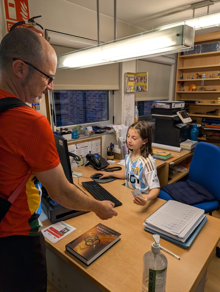 Muchas gracias  Ronald Javier, Celia y Noa por acompañarnos y ser nuestras bibliotecarias y bibliotecario por un día: esperamos que lo hayáis pasado muy bien conociendo un poco más del trabajo en una biblioteca.
#LlaneraCultura #bibliotecasllanera