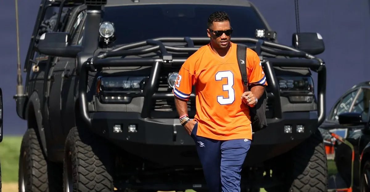 PaytonNixEra's tweet image. Anyways here’s how Russell Wilson pulled up to his first camp as a member of the Denver Broncos

Also of note, no other player in the history of the NFL has worn their own jersey outside of the playing field