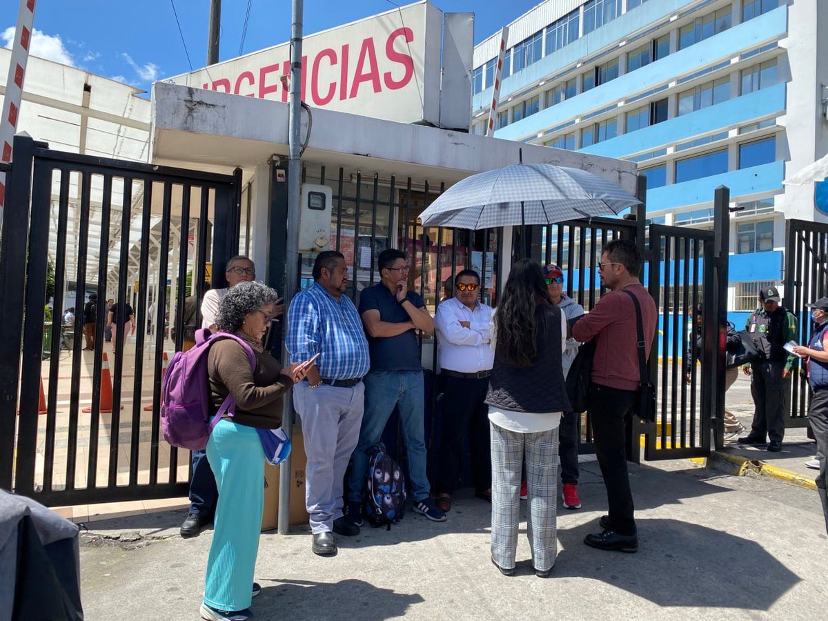 vtv_ecuador's tweet photo. #País: Según la Fundación Regional de Asesoría en Derechos Humanos (#Inredh), familiares y amigos de Roberto Salazar, herido con un disparo al ojo por parte de la fuerza pública -cuando se dirigía a comprar pan-, se encuentran en los exteriores del 🏥#CarlosAndradeMarín, #Quito https://t.co/8JuXa7PuXB