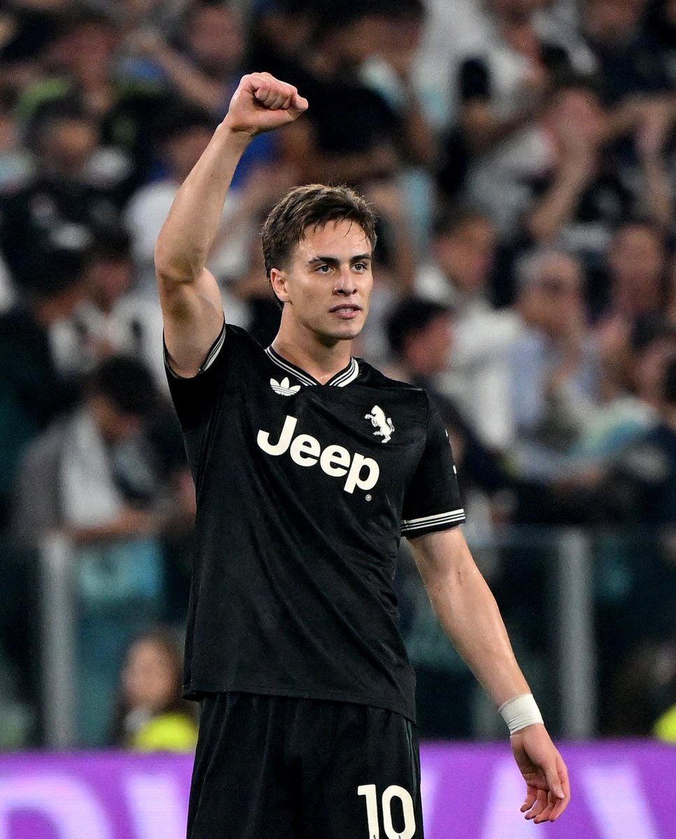 Kenan Yıldız, Real Madrid maçına kaptan olarak çıkıyor. 

Henüz 20 yaşında Juve’nin hem 10 numarası hem kaptanı. Gururumuz, Yıldızımız.