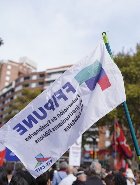 afuanii's tweet photo. La @FFIPuNe denuncia que la @oppuruguay vació de contenido los #ConsejosDeSalarios y niega el diálogo real con las paraestatales. Exigen respeto a la negociación colectiva y salarios justos para quienes sostienen servicios esenciales.  https://t.co/xNiyDb3FKJ https://t.co/LJ7GrXfyQw