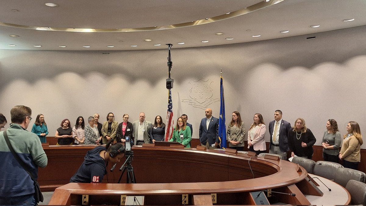 jayoung3292's tweet photo. #PressConference with #StateRepresentative's @kateforct @JillianG_CT @joshforct #KenGucker #StateSenator #JorgeCabrera @CTWFP and @CCAG on expanding access to @AccessHealthCT HONORED to be here! 🙏 #HealthcareForAll #NoKingsInAmerica #NoKings #CTPolitics #FBRParty #Resist ✊️ https://t.co/1lNmb2L2op