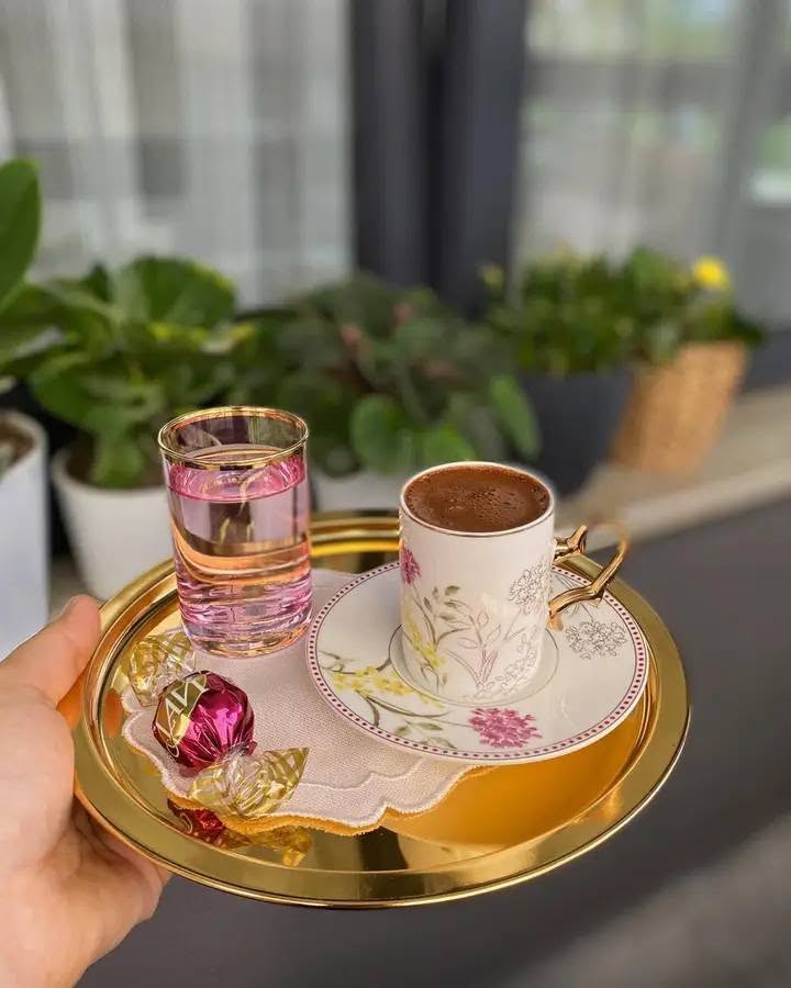 أعلى درجات الأناقة هي أن تكون بعيداً عن القيل والقال وعن التدخل في شؤون الآخرين ☕🦋