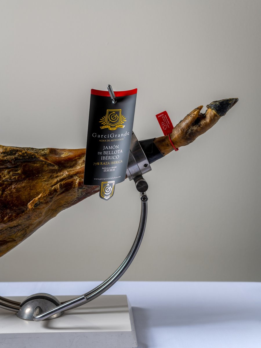 Esta es la pata que ves (y puedes probar) cada día en Lilicook ✨ Jamón de bellota 75% raza ibérica GarciGrande, cortado al momento, como debe ser 📍 Producto de origen, servido con respeto.

-
#GarciGrande #Jamón #salamanca #almadeartesanos #jamondebellota