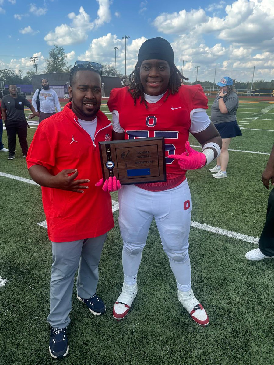 Shemar_Soles's tweet photo. OH YEA WE WENT FOR THE 3 PEAT AND WERE SUCCESSFUL. #SmashemSoles #SLSBoys https://t.co/axoB3n3Oru
