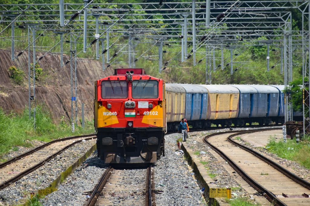 RailFanatic's tweet photo. Guess the location ??? https://t.co/nn8d1E7KGK