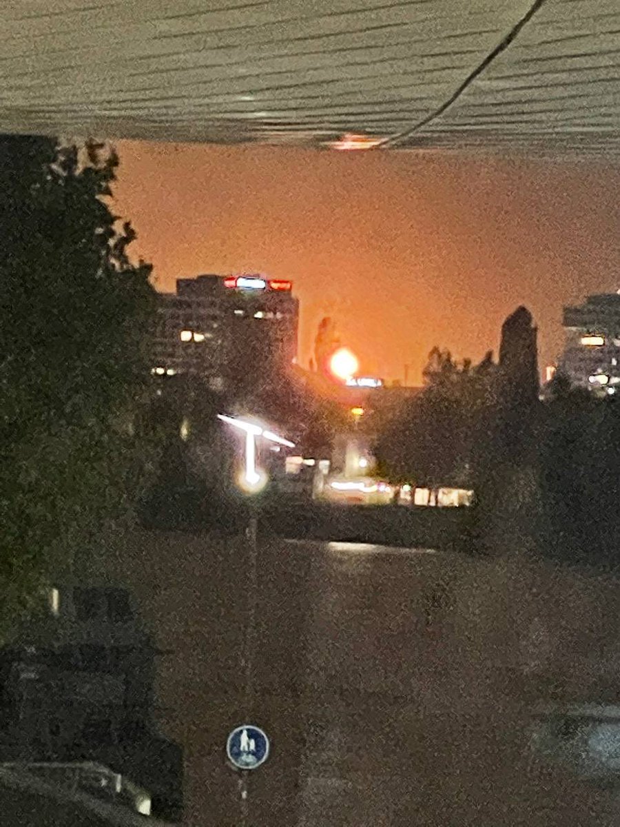 TheOtherSideRu's tweet image. ‼️ BREAKING:
🇺🇦🇪🇺 Ukraine appears to have hit a third EU nation within days
A fire is reportedly raging at a Slovak refinery in Bratislava owned by Hungary's MOL — a facility that processes Russian oil
This follows recent explosions at Hungary's largest refinery, which also…