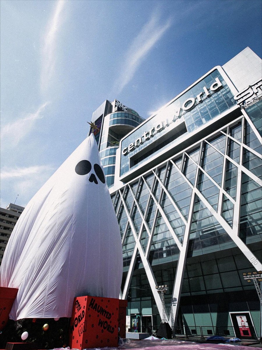 XBomberThailand's tweet image. セントラルワールドに巨大お化けが出現! SNSで話題のハロウィンイベント「Spooky Boo」。 
#セントラルワールド #巨大おばけ #SpookyBoo #ハロウィン 
x-bomberth.com/20251023centra…