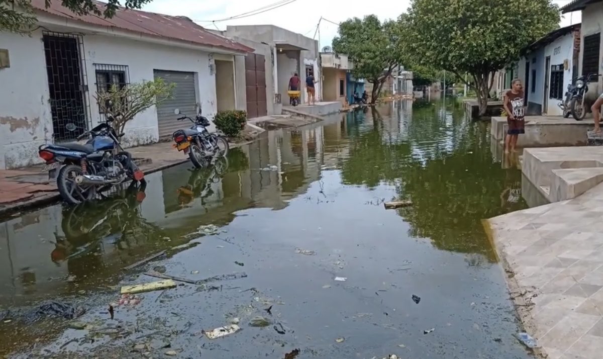 edgarariaso's tweet photo. 🚨 #SOSComuna1 – El Banco 🚨
El represamiento de aguas lluvias sigue afectando gravemente a nuestras familias y comerciantes. @MagdalenaGober 
@AlcaldiaElBanco @UNGRD ¡actúen ya!
La comunidad no puede seguir sufriendo por la ineficaz operación del sistema de bombeo. https://t.co/ZnBGYB1udP