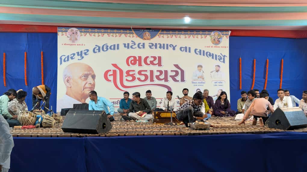 Kiritbhai_Patel's tweet image. આજરોજ વિસાવદર તાલુકા ના વિરપુર ગામે શ્રી લેઉવા પટેલ સમાજ ભવન - વિરપુર ના લાભાર્થે આયોજીત ભવ્ય લોકડાયરા ના સામાજિક કાર્યક્રમ માં ઉપસ્થિત રહેલ...

આ તકે સમસ્ત વિરપુર ગામ દ્રારા મારું અદકેરું સન્માન કરવા બદલ ખૂબ ખૂબ આભાર...