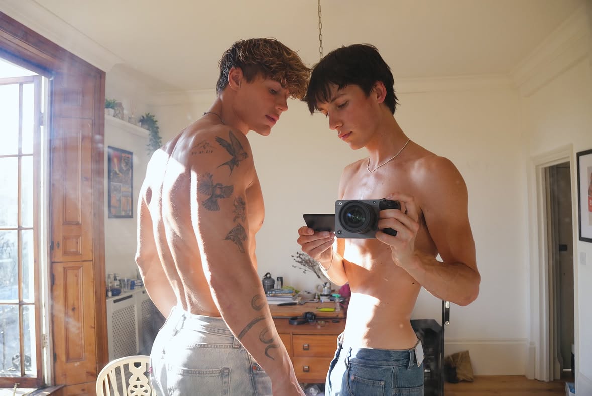 DannyRole's tweet image. Just friends 🍃

@melvinxmoore 
#LGBTQIAAutumnWhispers #LGBTQIASpookyMonth