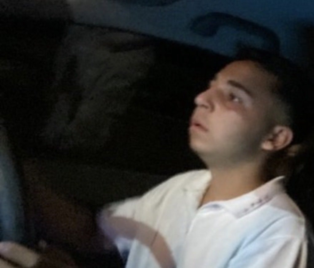 Gergin görünüşlü adam tweet media