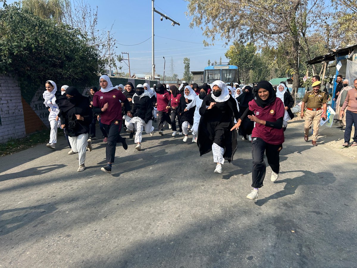 ssppul's tweet image. #Pulwama Police organized “Run for Unity” to mark Rashtriya Ekta Diwas in honour of Sardar Vallabhbhai Patel.
Women’s PS &amp;amp; PS Litter held runs with enthusiastic participation of students, spreading the message of unity &amp;amp; integrity. 🇮🇳

#RunForUnity 
@JmuKmrPolice @KashmirPolice