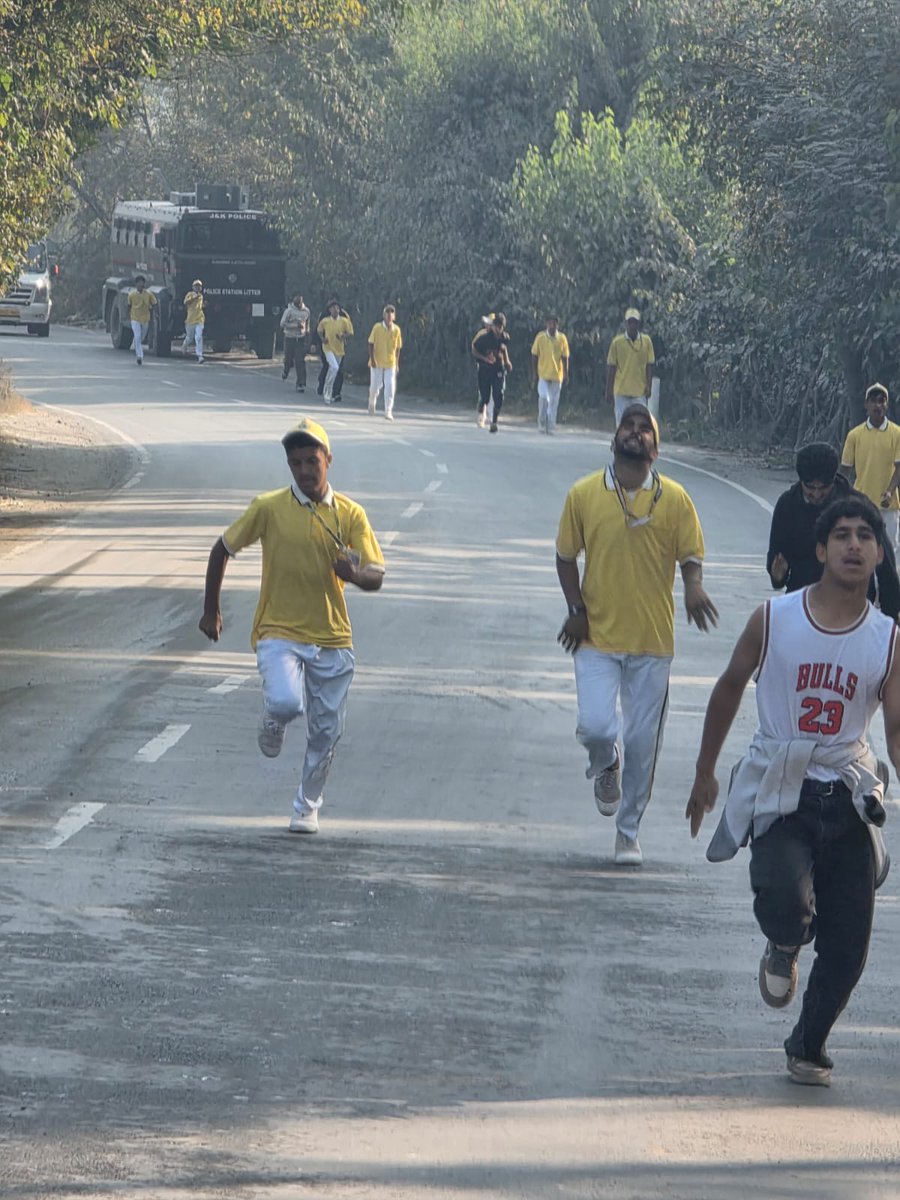 ssppul's tweet image. #Pulwama Police organized “Run for Unity” to mark Rashtriya Ekta Diwas in honour of Sardar Vallabhbhai Patel.
Women’s PS &amp;amp; PS Litter held runs with enthusiastic participation of students, spreading the message of unity &amp;amp; integrity. 🇮🇳

#RunForUnity 
@JmuKmrPolice @KashmirPolice