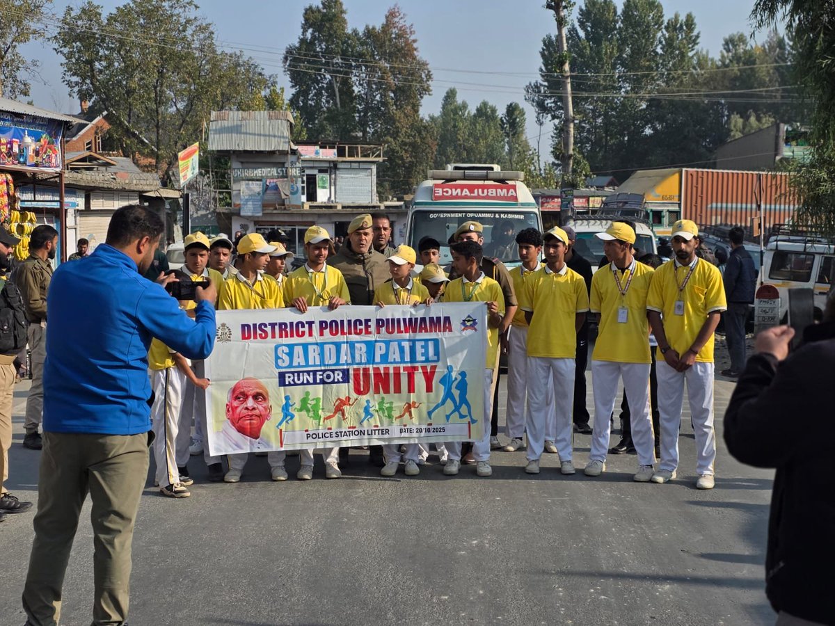 ssppul's tweet image. #Pulwama Police organized “Run for Unity” to mark Rashtriya Ekta Diwas in honour of Sardar Vallabhbhai Patel.
Women’s PS &amp;amp; PS Litter held runs with enthusiastic participation of students, spreading the message of unity &amp;amp; integrity. 🇮🇳

#RunForUnity 
@JmuKmrPolice @KashmirPolice
