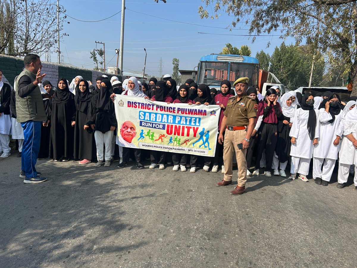 ssppul's tweet image. #Pulwama Police organized “Run for Unity” to mark Rashtriya Ekta Diwas in honour of Sardar Vallabhbhai Patel.
Women’s PS &amp;amp; PS Litter held runs with enthusiastic participation of students, spreading the message of unity &amp;amp; integrity. 🇮🇳

#RunForUnity 
@JmuKmrPolice @KashmirPolice