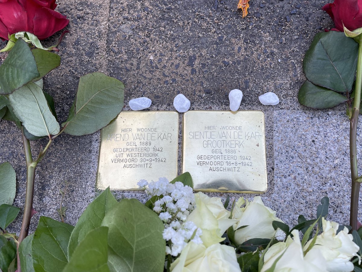 StoneJeroen's tweet photo. Een bijzonder moment maandag in de Schielandstraat. De eerste zes Stolpersteine tegels zijn geplaatst in Overschie bij huizen waarvan de Joodse bewoners zijn afgevoerd naar concentratiekampen. In Overschie zijn tijdens de TweedeWereldoorlog in totaal 62 Joodse bewoners afgevoerd https://t.co/S1i9MFvfHi