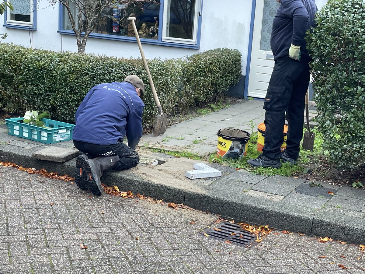 StoneJeroen's tweet photo. Een bijzonder moment maandag in de Schielandstraat. De eerste zes Stolpersteine tegels zijn geplaatst in Overschie bij huizen waarvan de Joodse bewoners zijn afgevoerd naar concentratiekampen. In Overschie zijn tijdens de TweedeWereldoorlog in totaal 62 Joodse bewoners afgevoerd https://t.co/S1i9MFvfHi