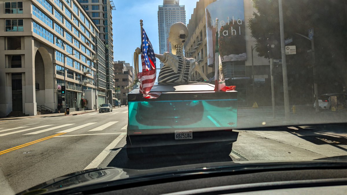 0x_aspenth's tweet image. Very normal LA things ❤️💀