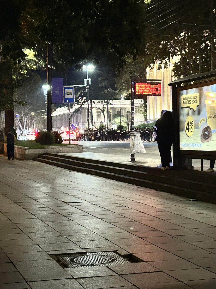 Protest in front of Georgian Parliament in #Tbilisi 
It’s reported that around 20 protesters are arrested for blocking main/central road

#Freedomofassociation #FreedomOfSpeech