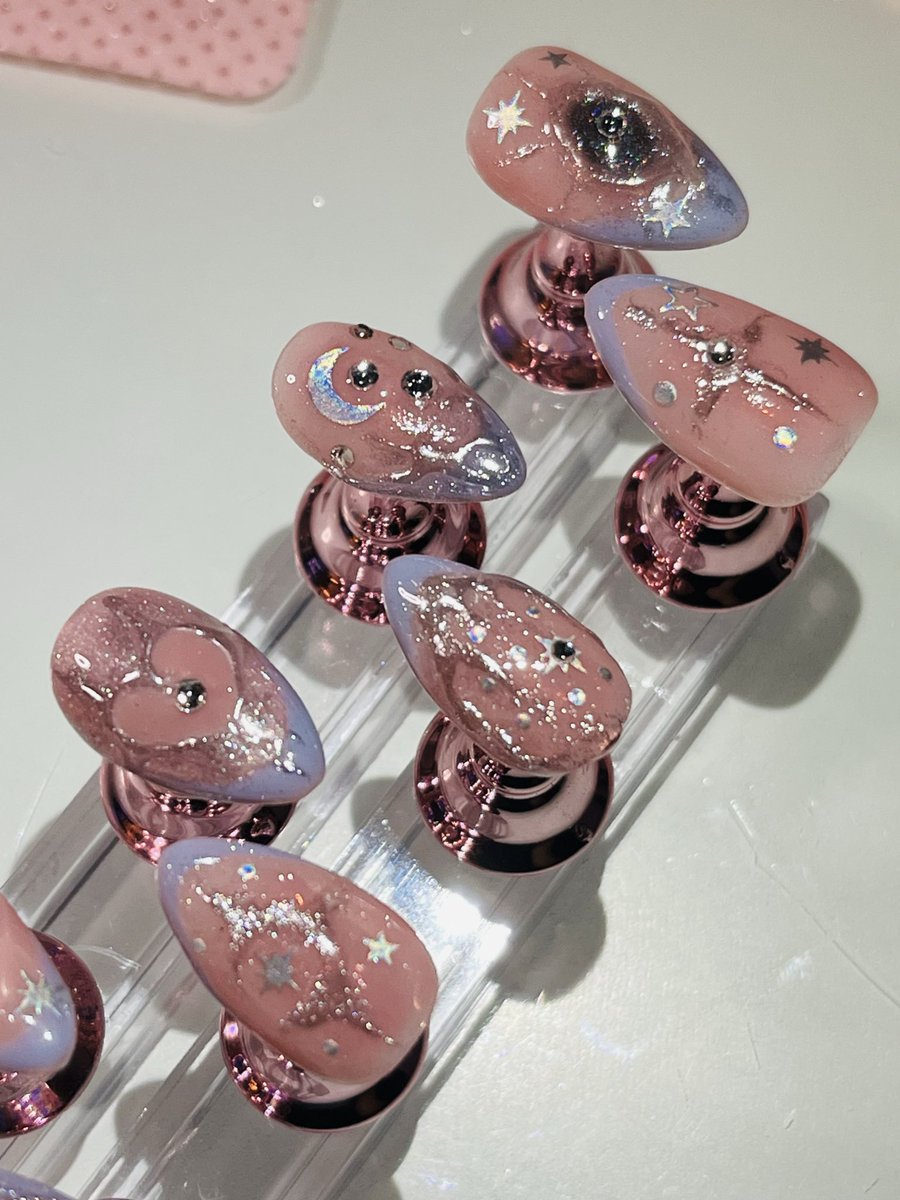 Nails I made based off of one of my favorite Vtubers Yune💖💖💖 Fiyunae Nails!!