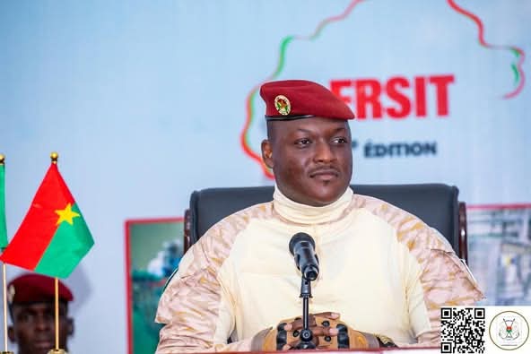 emmanutapsoba's tweet photo. 🇧🇫 : Le Capitaine #lbrahimTraoré a lancé un défi à tous les ingénieurs les scientifiques les chercheurs les enseignants-chercheurs et les inventeurs. Il a promis multiplier leurs prix fois 5 accompagné des équipements de laboratoire dernière génération d'ici 1er trimestre 2026. https://t.co/JZGqsKqCVI
