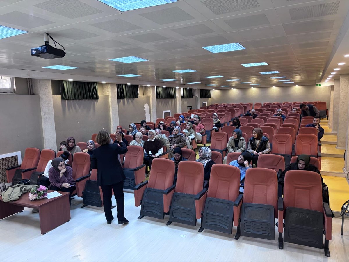 📣 ÖĞRETMEN GELİŞİM PROGRAMI

“Kendini yenilemeyen kendinden yer” ilkesinden hareketle, öğretmenlerimizin mesleki bilgi, beceri, tutum ve değerler alanındaki gelişmelerine katkı sağlamak için 2025-2026 Eğitim Öğretim Yılı ilk #ÖGEP toplantımızı okulumuzda gerçekleştirdik.