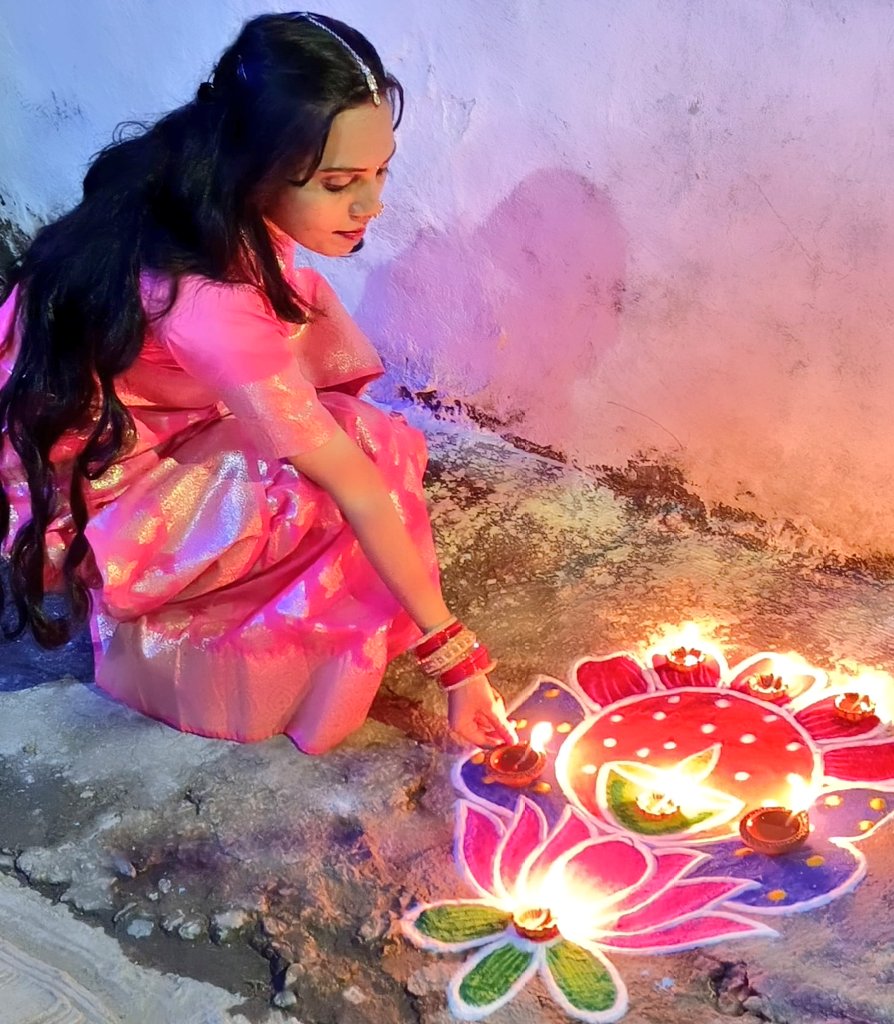 Akanshamool1's tweet photo. Happy Diwali 🪔🎇❤ #Diwali2025 https://t.co/ELNnESmpxa